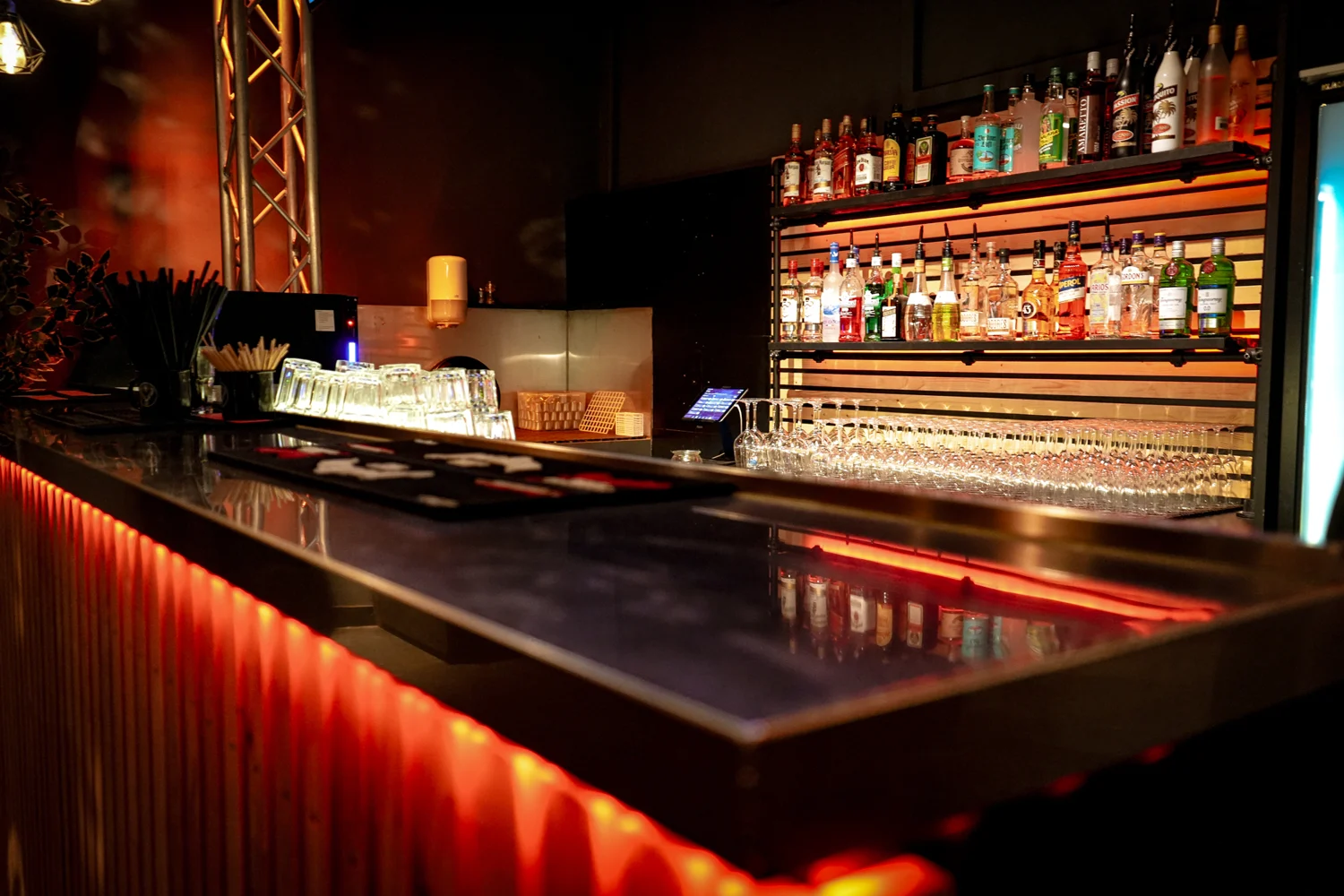 Die beleuchtete Bar mit Flaschenregal